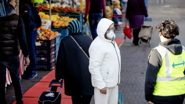 Personas en las calles de Holanda. EFE