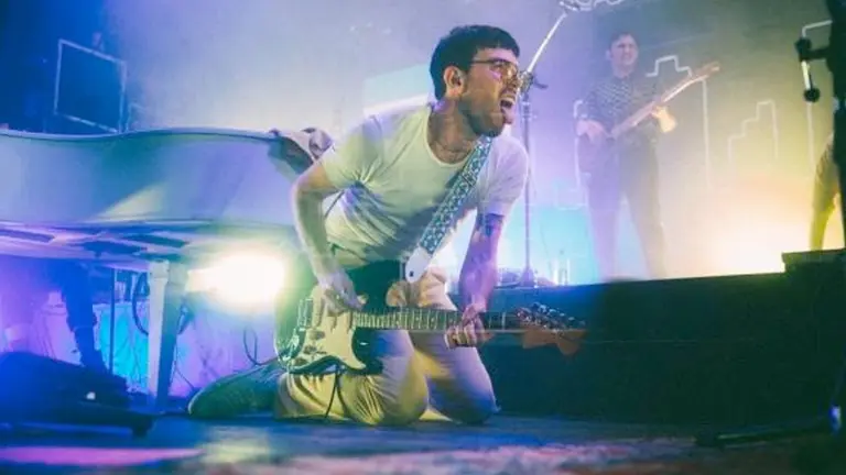Fotografía cedida por el equipo de Mateo Sujatovich, líder del grupo de rock argentino Conociendo Rusia, quien fue regitrado durante una presentación de su más reciente disco "Cabildo y Juramento". EFE