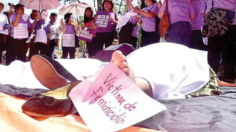 Colectivo protesta contra la violencia y feminicidios en Cochabamba, hace meses. Foto: OPINI&Oacute;N