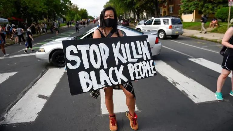 La estadounidense Amy Gee participa en una protesta celebrada el 26 de mayo en Mine&aacute;polis, EEUU, en el lugar donde falleci&oacute; el afroamericano George Floyd a manos de polic&iacute;as un d&iacute;a antes.&nbsp;EFE