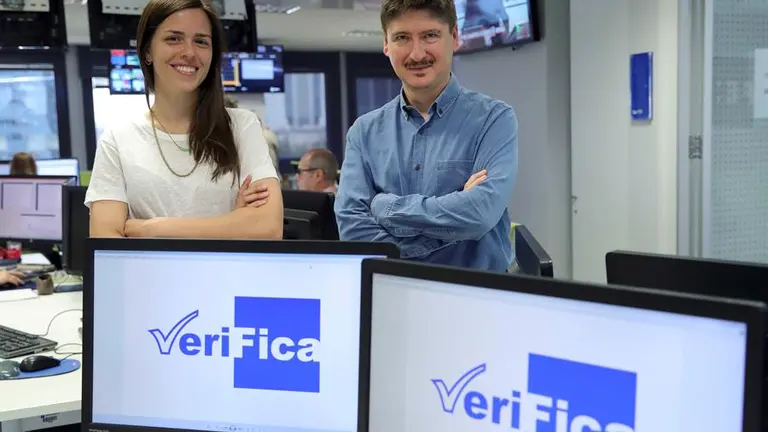 Los redactores Ramiro Fuente y Desire&eacute; Garc&iacute;a, responsables de la unidad de verificaci&oacute;n de la Agencia EFE, VeriFica, para luchar contra las noticias falsas.