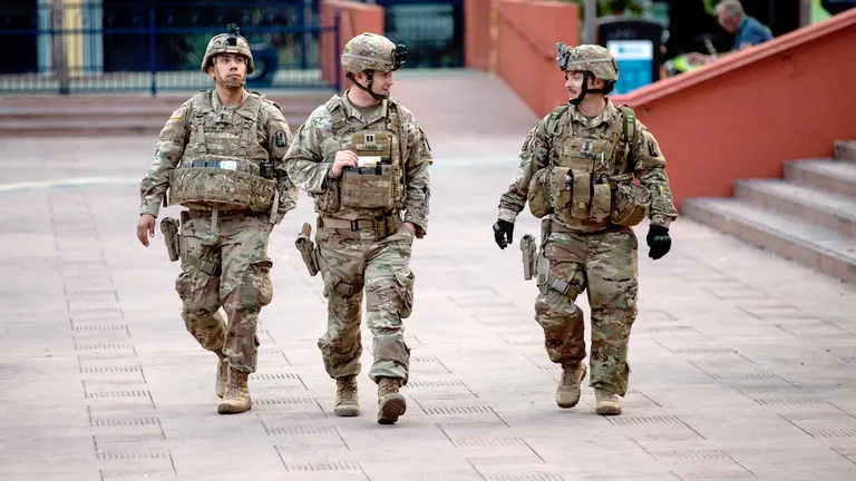 Miembros de la Guardia Nacional hacen guardia en Pershing Square después de violentas protestas por la muerte de George Floyd, quien murió bajo custodia policial, en Pershing Square en Los Ángeles, California, Estados Unidos. EFE 