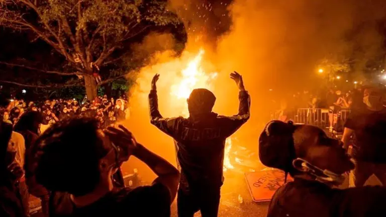 Los manifestantes se reúnen alrededor de un incendio frente a la Casa Blanca durante una manifestación sobre la muerte de George Floyd, quien murió bajo custodia policial, en Washington, DC, EE. UU. EFE