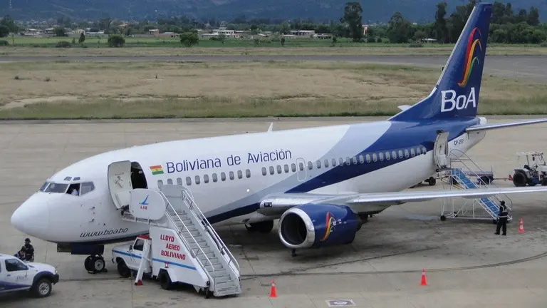 Un avi&oacute;n de BoA en el aeropuerto de Cochabamba.