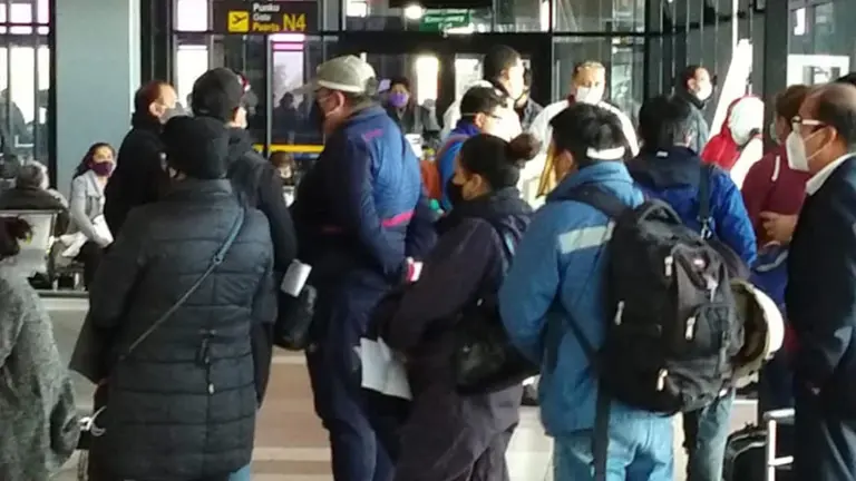 Pasajeros varados en el aeropuerto Jorge Wilstermann. FACEBOOK CLAUDIA MALLON