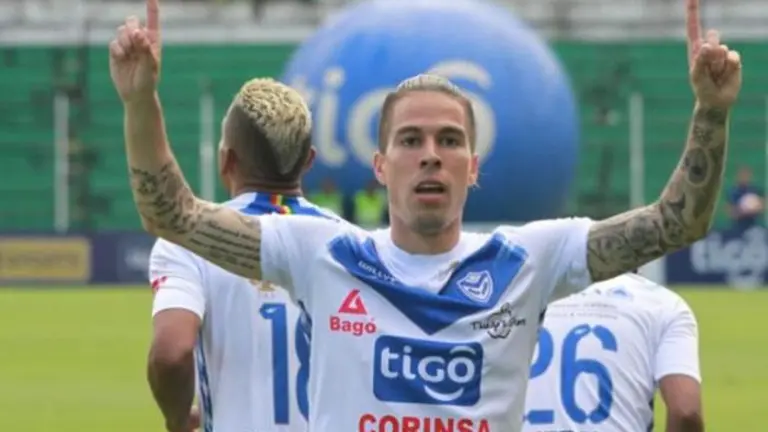 Javier Sanguinetti celebra un gol cuando jugaba en San Jos&eacute;. ARCHIVO APG