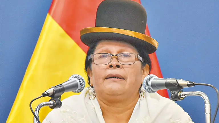 La hasta ayer ministra de Culturas, Martha Yujra en conferencia de prensa.