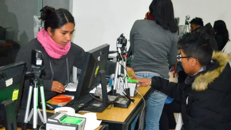 Una persona realiza su inscripci&oacute;n para quedar habilitada en las elecciones. ARCHIVO-OPINI&Oacute;N