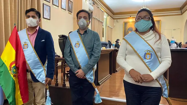 Joel Flores (i), durante una reuni&oacute;n del Concejo Municipal de Cochabamba. (FOTO: CONCEJO MUNICIPAL)