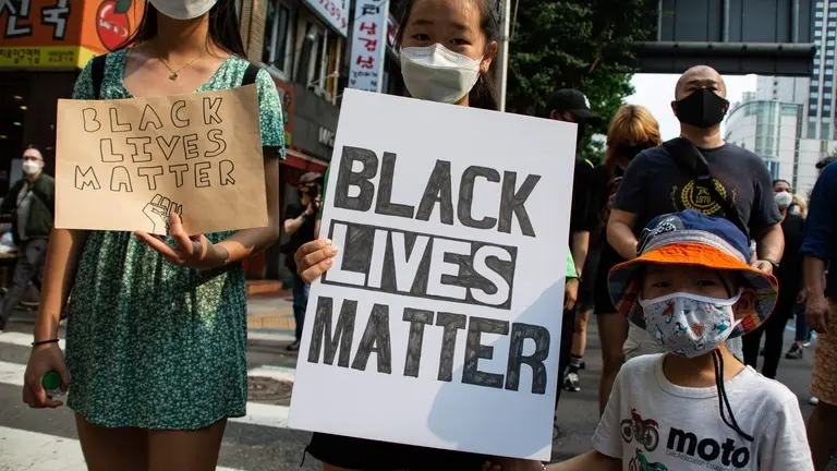 Cientos salen a las calles de Se&uacute;l a protestar contra el racismo. Fotograf&iacute;a: EFE