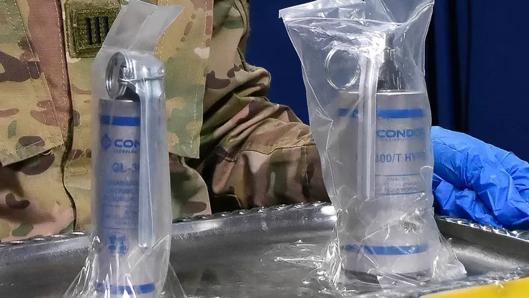 Las granadas de gas lacrim&oacute;geno presentadas durante una conferencia de prensa del ministerio de Defensa. APG