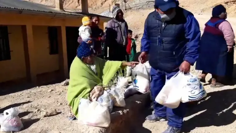 El conjunto de baloncesto recorri&oacute; sectores de la poblaci&oacute;n y reparti&oacute; bolsas de alimentos y ropa desde una camioneta