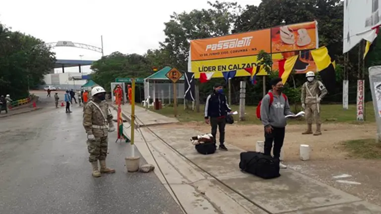 Bolivianos repatriados de Brasil en Puerto Quijarro