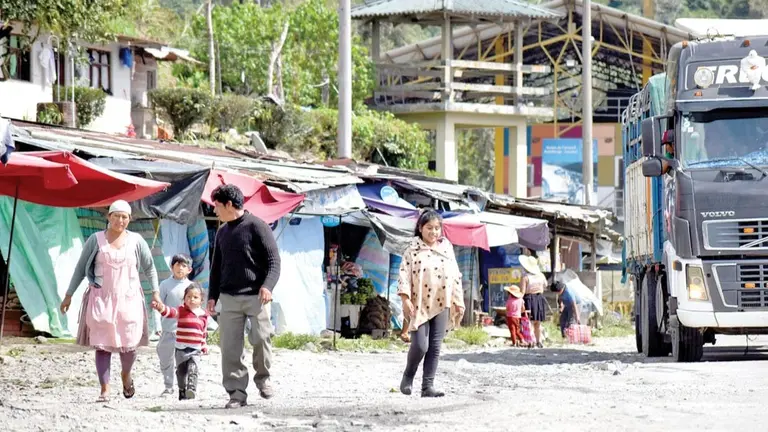 Pobladores caminando en la zona de El Locotal, en el Tr&oacute;pico de Cochabamba. Archivo