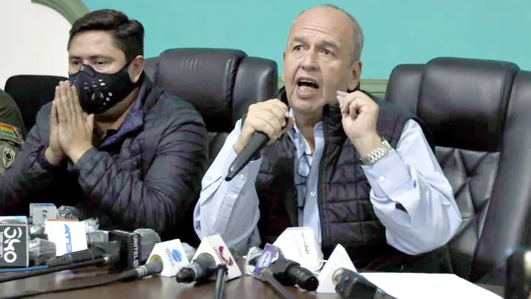 El ministro de Gobierno, Arturo Murillo, junto al delegado Presidencial, Óscar mercado.