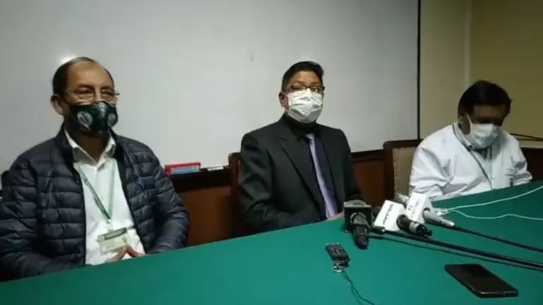 El director del SEDES, Yercin Mamani, junto a otras autoridades m&eacute;dicas en oficinas de la Caja Nacional de Seguridad de Salud.