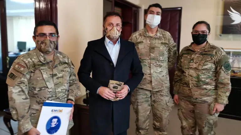 El ministro de Defensa, Fernando López, con una mascarilla diseñada por el Ejército. MINISTERIO DE COMUNICACIÓN