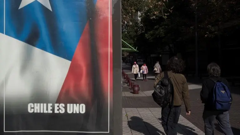Un grupo de personas camina este mi&eacute;rcoles por el centro durante la cuarentena obligatoria decretada para frenar el avance de la COVID-19, en Santiago, Chile.&nbsp; FUENTE: EFE