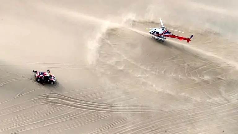 Un helicóptero auxilia a David Castera, copiloto del francés Stephane Peterhansel, durante la novena etapa del Rally Dakar 2019, 