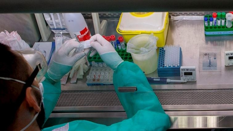 La imagen de un laboratorio trabajando en la prodcci&oacute;n de la vacuna contra el COVID-19. Foto: EFE.