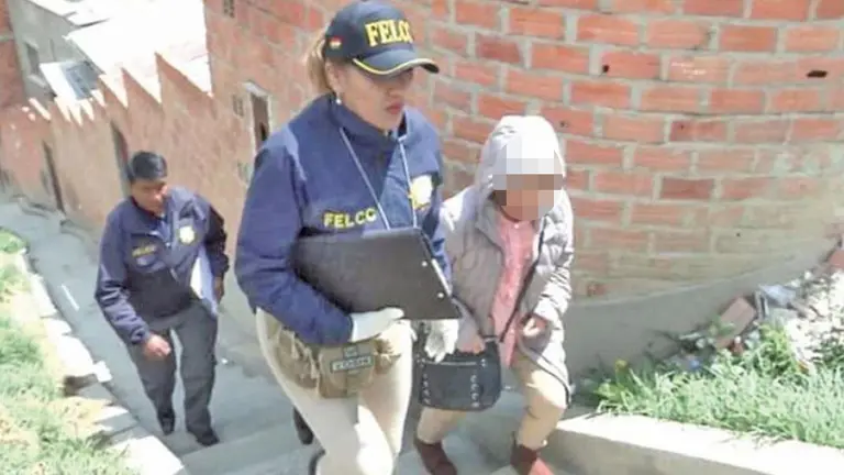 El momento del arresto de la trabajadora del hogar de Juan Ramón Quintana. EL POTOSÍ