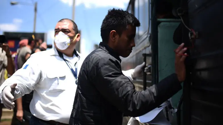 Un trabajador latino durante un operativo de control en Estados Unidos. EFE
