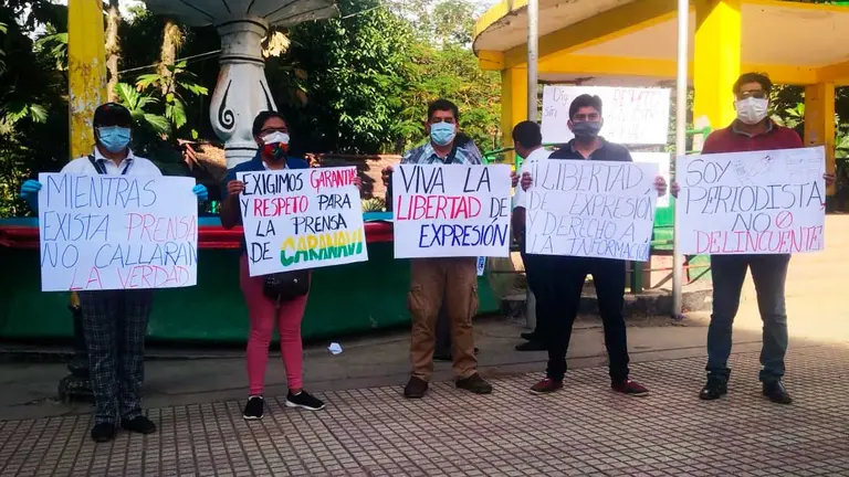 Periodistas de Caranavi exigen garant&iacute;as para su labor con pancartas. Foto: Radio La Voz de las Mayor&iacute;as