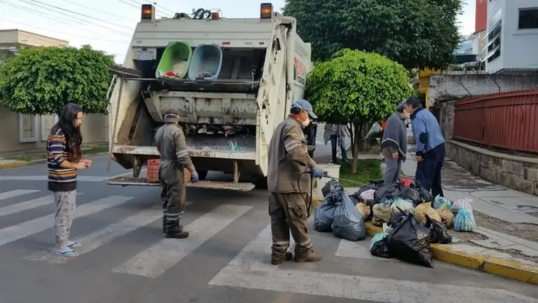 Personal de EMSA desinfecta bolsas de basura./ EMSA