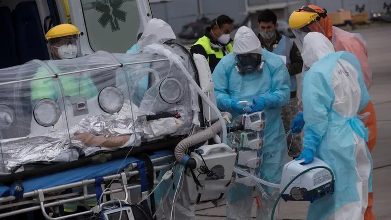 Personal sanitario del Servicio de Atenci&oacute;n M&eacute;dico de Urgencias (SAMU) traslada a pacientes cr&iacute;ticos con la COVID-19 desde Santiago a otras regiones del pa&iacute;s menos afectadas por el avance de la pandemia.&nbsp;&nbsp;&nbsp; FUENTE: EFE
