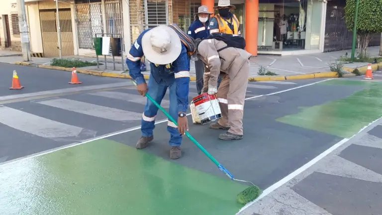 Trabajadores municipales cuando se&ntilde;alizaban una parte de la actual cicloruta.
ARCHIVO