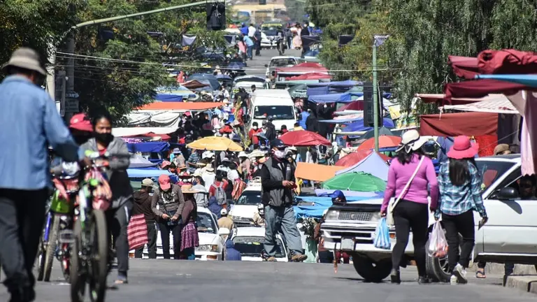 Veh&iacute;culos y gente se mezclan sin medidas de control en Cochabamba. DICO SOL&Iacute;S