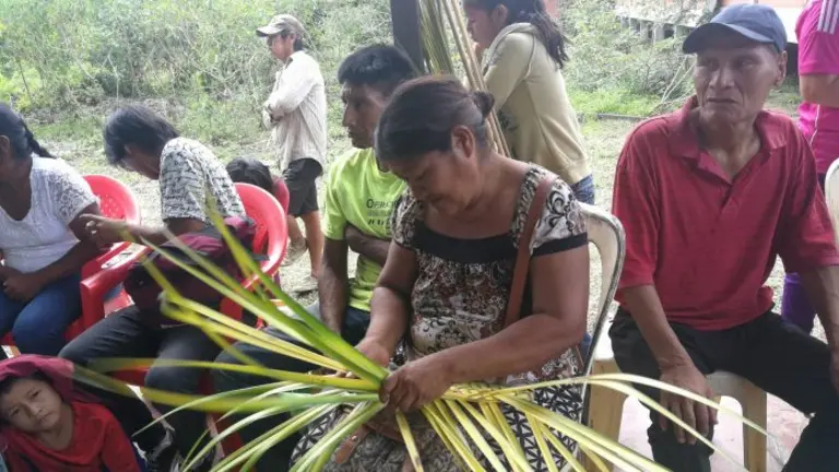 Indígenas del pueblo Yuqui realizan tejidos. CEJIS