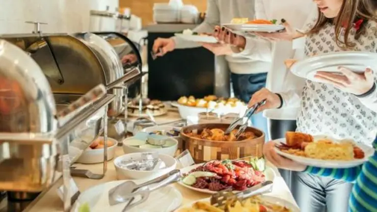 Un desayuno buffet servido por un hotel.
CR&Eacute;DITO: Archivo