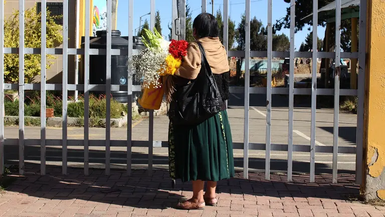 Una persona en las puertas del cementerio H&eacute;roes del Gas de El Alto donde se pretend&iacute;a habilitar un crematorio.