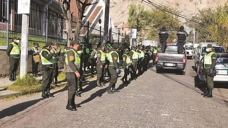 Operativo policial en inmediaciones de la Embajada de M&eacute;xico. MINISTERIO DE GOBIERNO