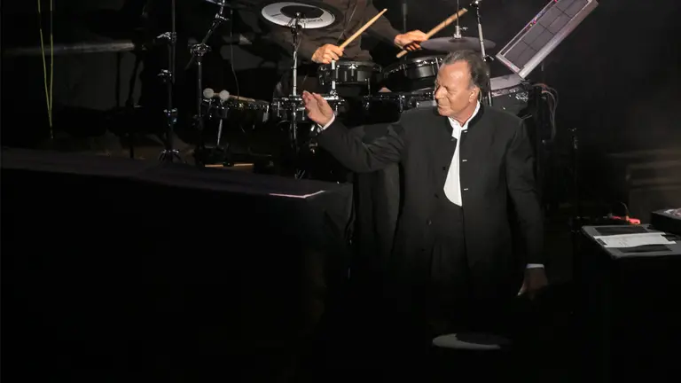 Julio Iglesias durante una actuaci&oacute;n. EFE