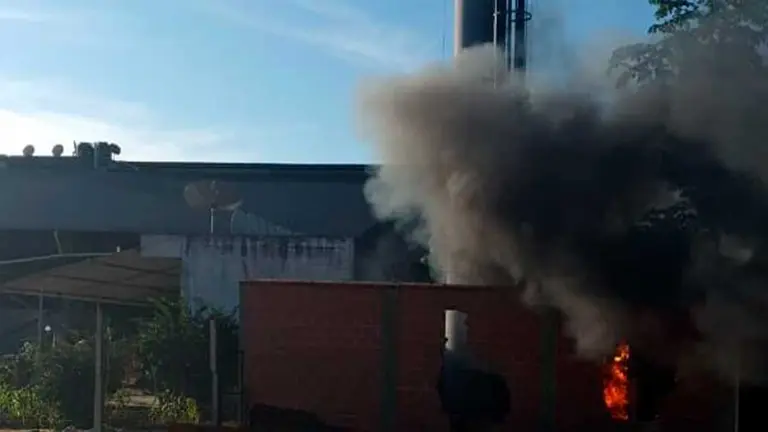 La quema y destrucción de una antena en Santa Cruz. ERBOL