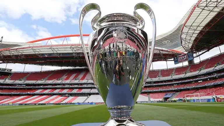 El trofeo de Champions League en el estadio del Benfica. EFE