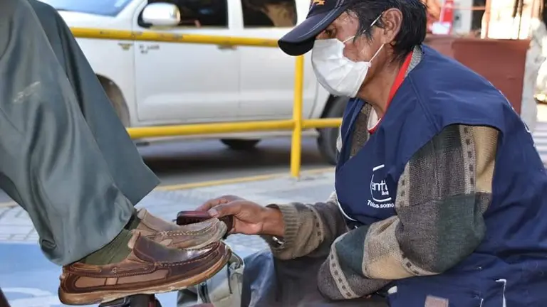 Un hombre lustra zapatos en la plaza 6 de Agosto, en Sacaba. Foto: Concejo Municipal de Sacaba.