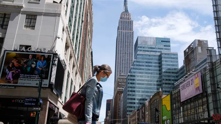 Una mujer camina en un silencioso centro de la ciudad de Nueva York, EEUU.    FUENTE EFE