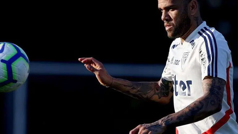 Dani Alves (lateral derecho), durante un entrenamiento del San Pablo. Foto: EFE (ARCHIVO)