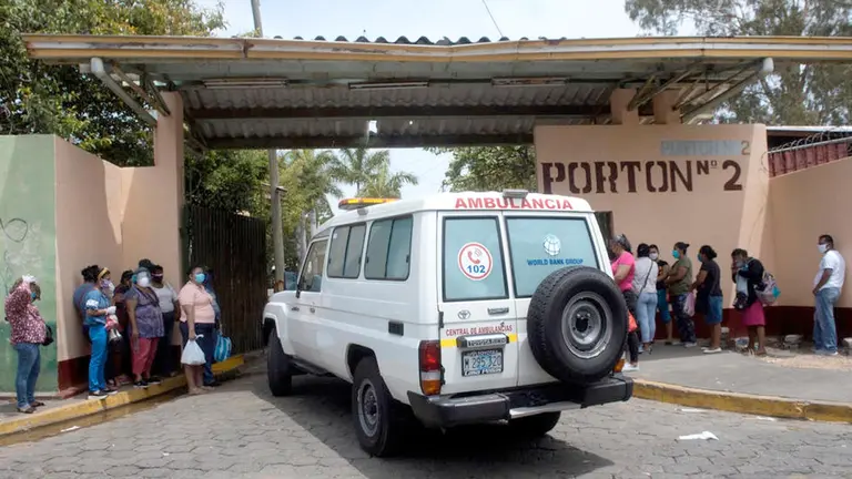 Una ambulancia ingresa al Hospital Alemán-Nicaragüense, en Managua, donde se atiende a pacientes con Covid-19. EFE