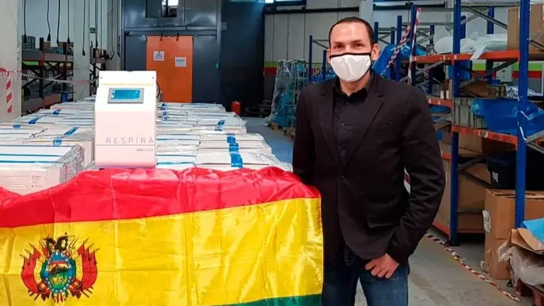 Alberto Pareja junto a los respiradores, en Espa&ntilde;a. ARCHIVO