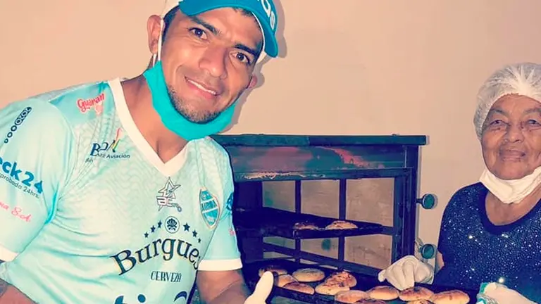 El delantero celeste Gabriel Ríos junto a su abuela Clementina durante la campaña familiar que consistió en regalar bolsas con pan durante la cuarentena. Gabriel Ríos
