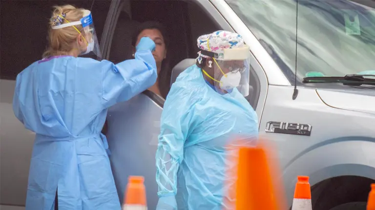 Algunos miembros de salud de Florida toman pruebas de Coronavirus en Miami, Florida, EEUU. EFE