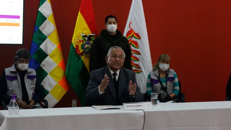 El ministro de educaci&oacute;n Victor Hugo Cardenas, durante una conferencia de prensa.