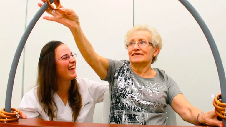 Una mujer con alzhéimer realizando ejercicios. EFE 