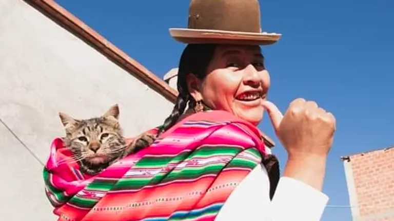 La Warmi Rosa junto al gato Cirilito. Facebook