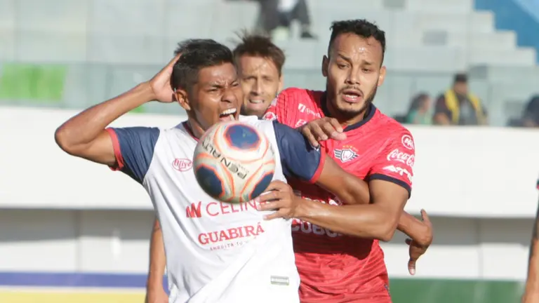 El paraguayo Ismael Benegas (d), en un compromiso del campeonato Apertura. ARCHIVO