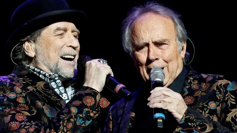 Los cantautores Joaqu&iacute;n Sabina (i) y Joan Manuel Serrat ofrecen en el WiZink Center de Madrid el primero de los conciertos programados dentro de "No hay dos sin tres". EFE